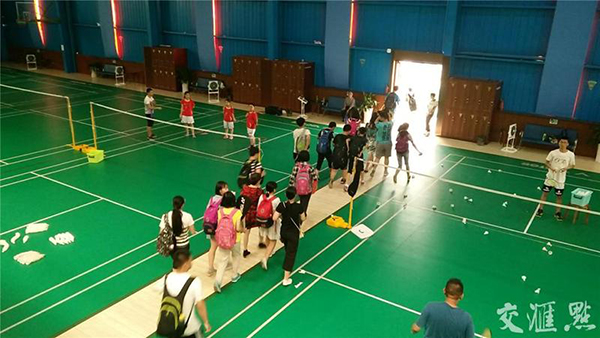 羽毛球馆成南京一中学补课教室,教育局:系教