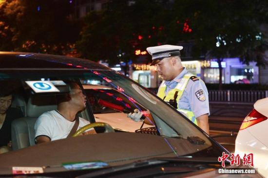 资料图:警方对车辆进行盘查。 汪勇 摄