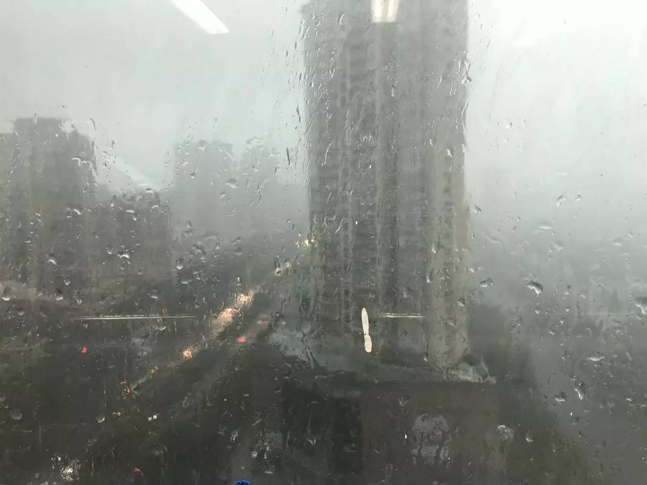 南京突降暴雨导致2名男子被洪水冲走 - 哔哩哔哩