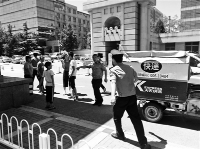 你与名校的差距,不仅是成绩!北大清华校门外的