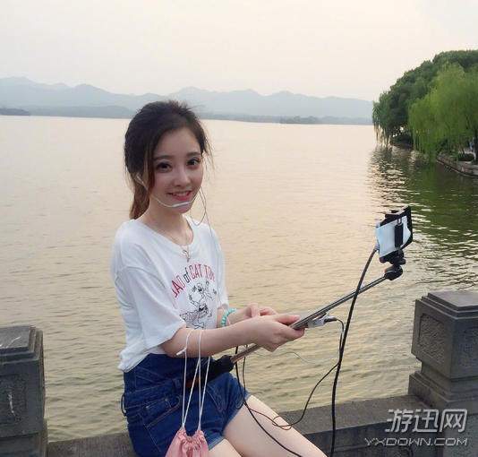 冯提莫现身杭州西湖直播 再美的景都不如她那