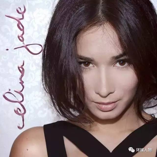 她是吴京捡来的《战狼2》女主,中美混血,颜值