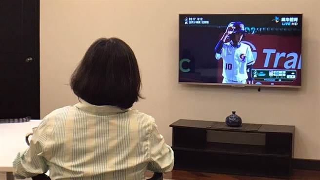 台湾地区领导人蔡英文日前在脸书上贴出了一张自己穿着长袖，在电视机前观看球赛的照片。（图片来源：台湾《中时电子报》）