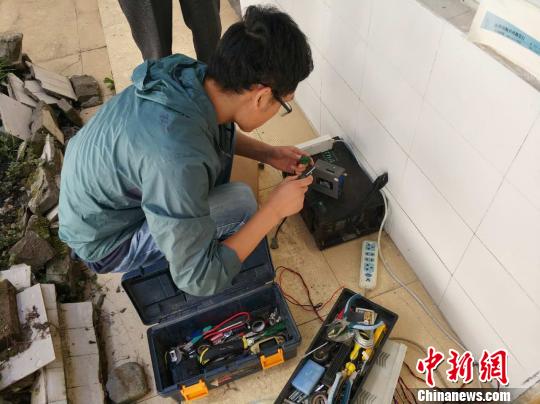 监测工作组正在架设流动监测设备。　四川省地震局供图 摄