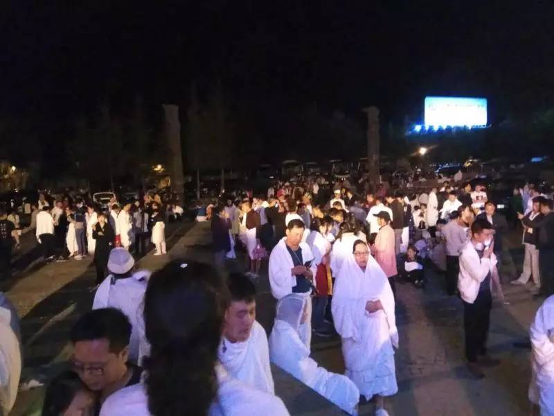 一家三口自驾九寨沟,父亲遇难前砸碎车窗推出