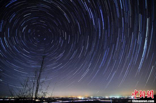 资料图:流星雨。周昆 摄 图片来源:CFP视觉中国 8月13日英仙座流星雨极大 全国各地可见