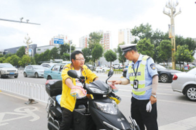 与时间赛跑的快递外卖小哥骑车违法怎么破|顺