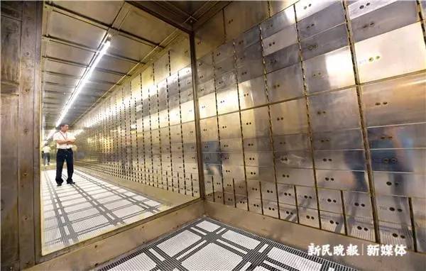 九江路一大楼藏4间年近九旬金库 50多个保险