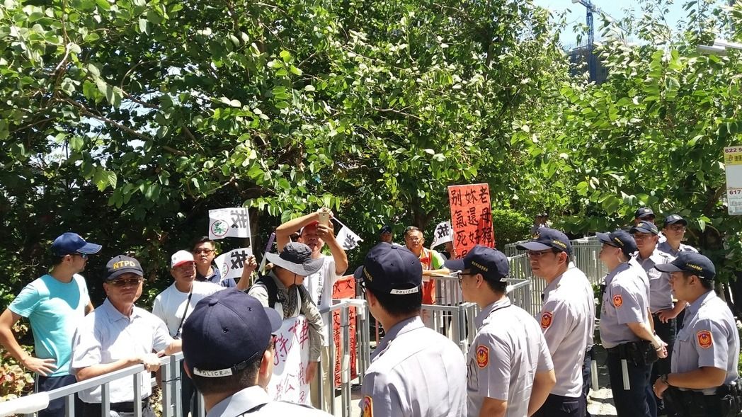 台当局出动大量精力应对抗议民众（图片来源：联合新闻网）