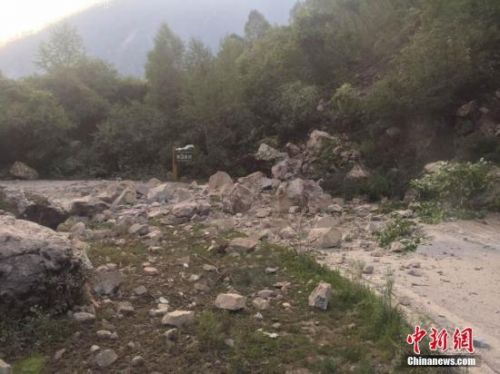 8月8日21时19分在四川阿坝州九寨沟县发生7.0级地震,震源深度20千米。图为进沟公路上落石满地。程利军 摄