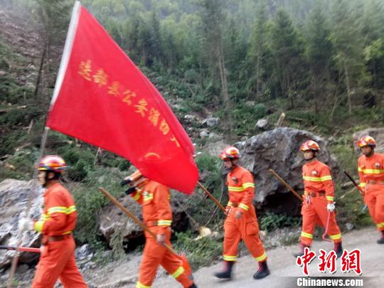 甘肃消防徒步九寨沟灾区救援 后续集结准备驰