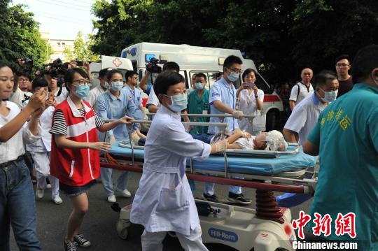 10岁女孩杜雨桐被转送到四川大学华西医院。　黄文杰　摄