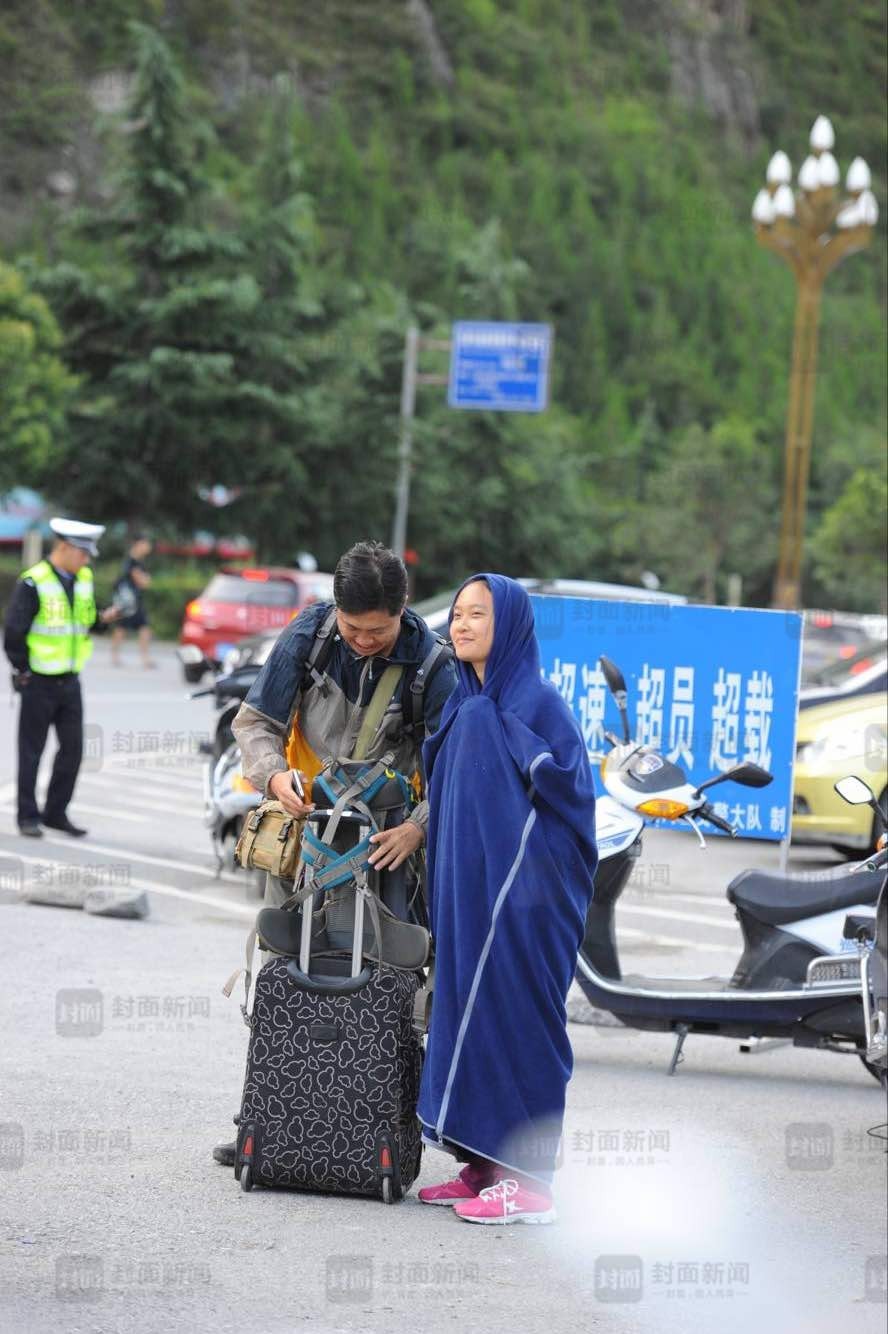 惊魂!滚石落在10米外,哈尔滨父亲地震中大喊: