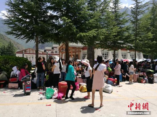 8月8日21时19分在四川阿坝州九寨沟县发生7.0级地震,震源深度20千米。图为等待撤离的游客。安源 摄