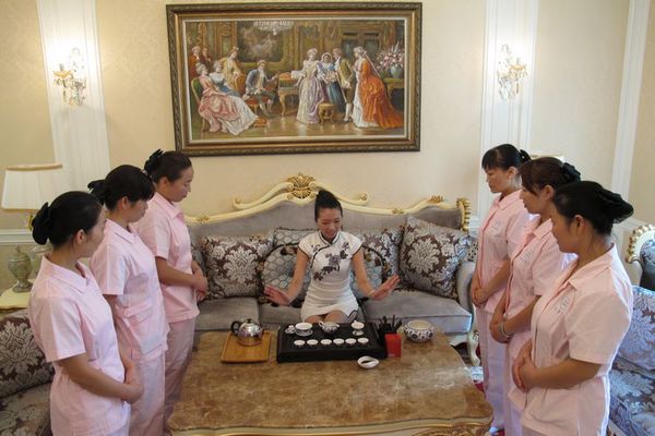 享誉世界最佳保姆,菲佣是如何炼成的?|菲律宾