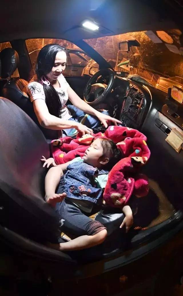 单亲妈妈带3岁女儿开出租车,车上度过900多个