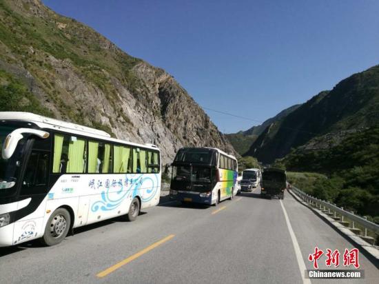 四川疏散安置九寨沟地震灾区滞留游客