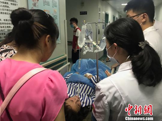 自贡女孩黄舒婷即将接受检查。　刘婷 摄