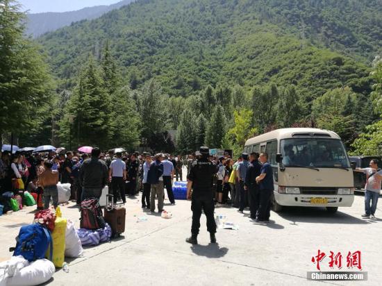 8月8日21时19分在四川阿坝州九寨沟县发生7.0级地震,震源深度20千米。图为等待撤离的游客。中新网记者 安源 摄