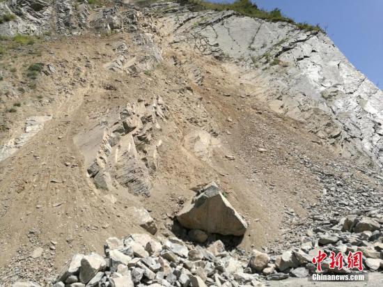 8月8日21时19分在四川阿坝州九寨沟县发生7.0级地震,震源深度20千米。图为地震发生后部分山体出现垮塌。安源 摄