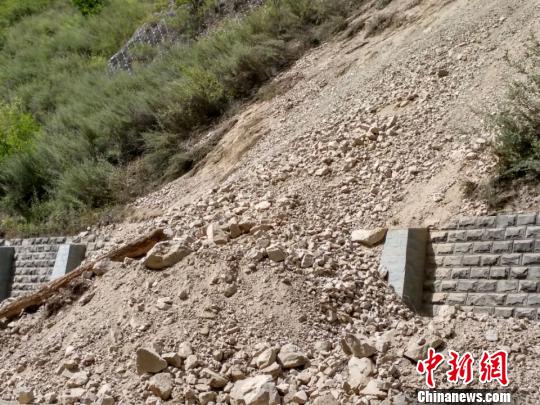 漳扎镇滑坡。　四川省地震局供图　摄