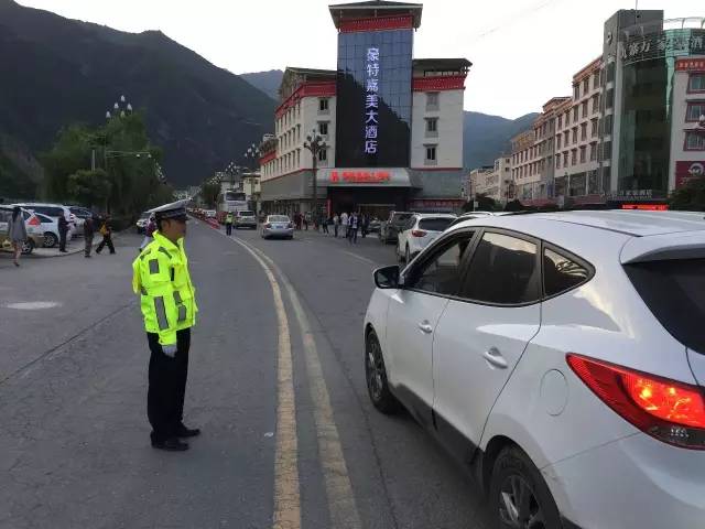 【泪目 】夫妇带小孩自驾九寨沟,父亲遇难前砸