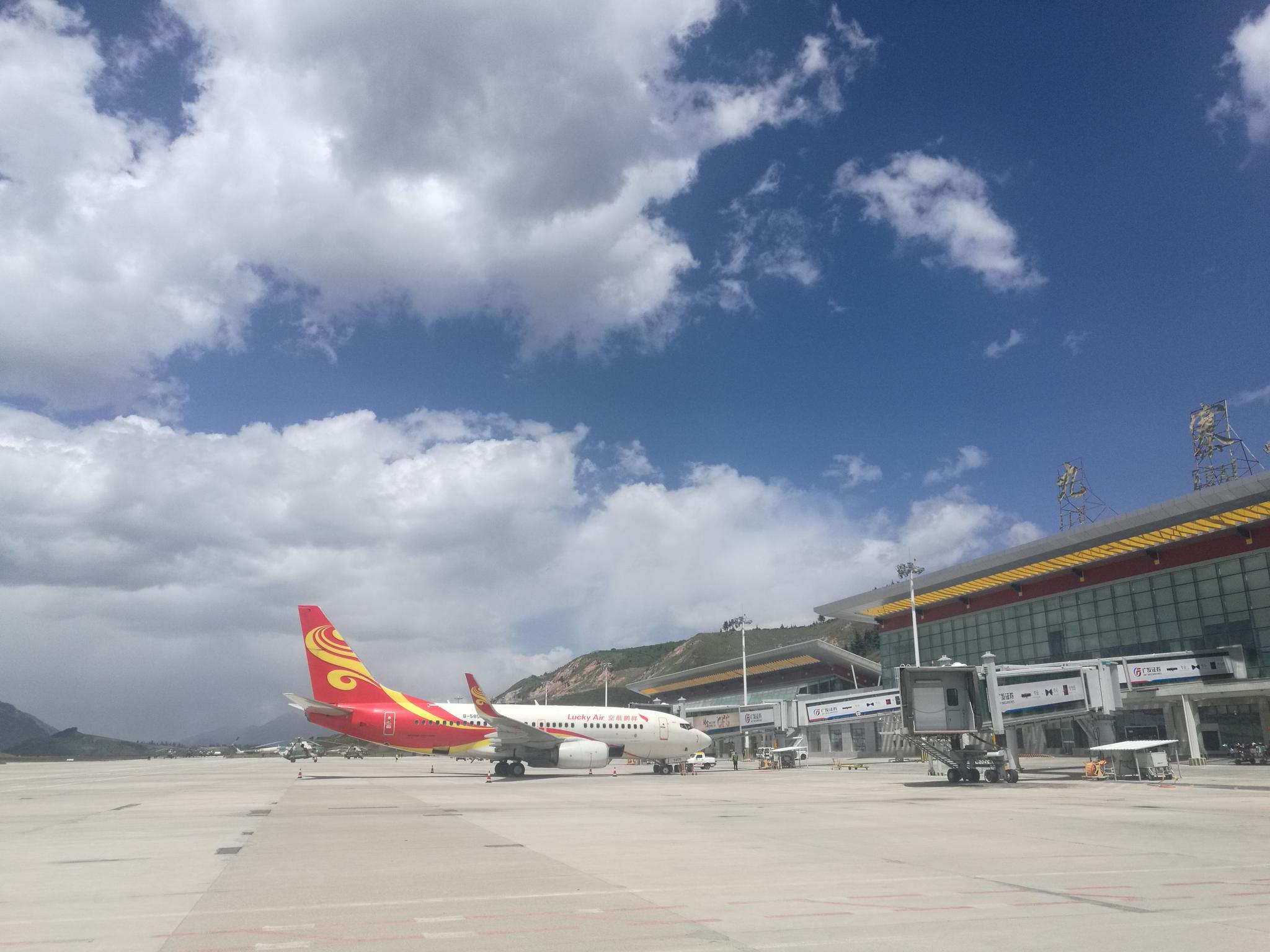 川航与东航等航空公司拼了 空机飞九寨震区接