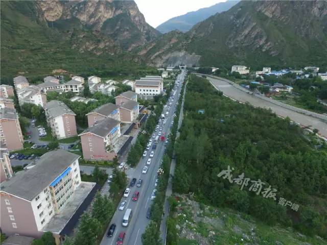 【泪目 】夫妇带小孩自驾九寨沟,父亲遇难前砸