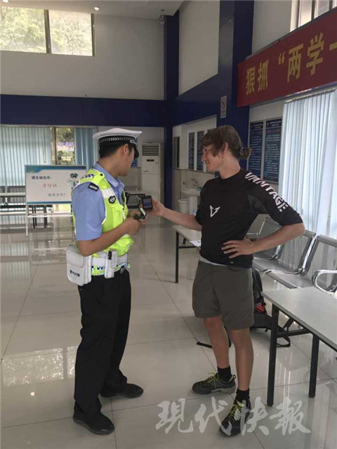 外国小伙欲穷游 高速免费搭顺风车被交警劝