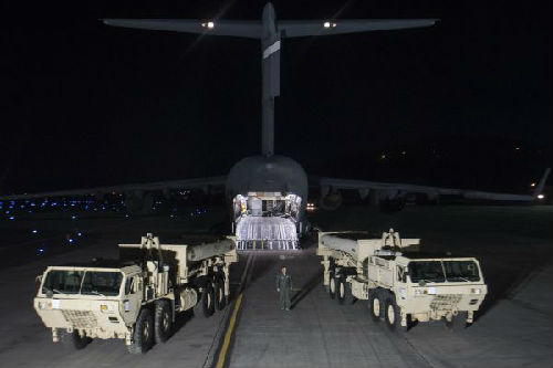 2017年3月6日晚，“萨德”系统部分装备运抵首尔以南约70公里处的美军驻韩国乌山空军基地。新华社发