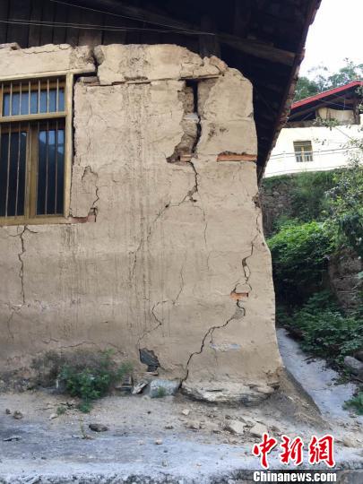 白河乡岩米家村土木结构房屋开裂。　四川省地震局供图 摄
