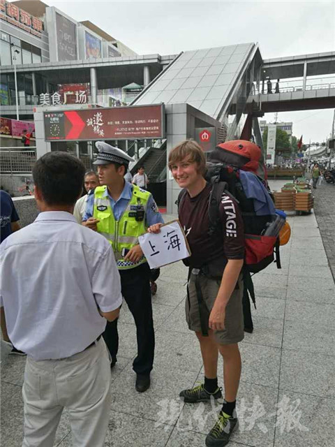 外国小伙欲穷游 高速免费搭顺风车被交警劝