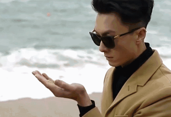 海边回忆与戴天恩的过往,虽然他戴着墨镜,我隔着屏幕,但我似乎也能