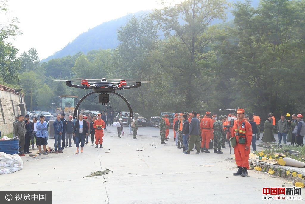 四川九寨沟地震:森林中队官兵用无人机侦查道