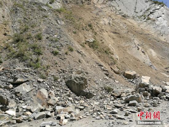 8月8日21时19分在四川阿坝州九寨沟县发生7.0级地震,震源深度20千米。图为地震发生后部分山体出现垮塌。中新网记者 安源 摄