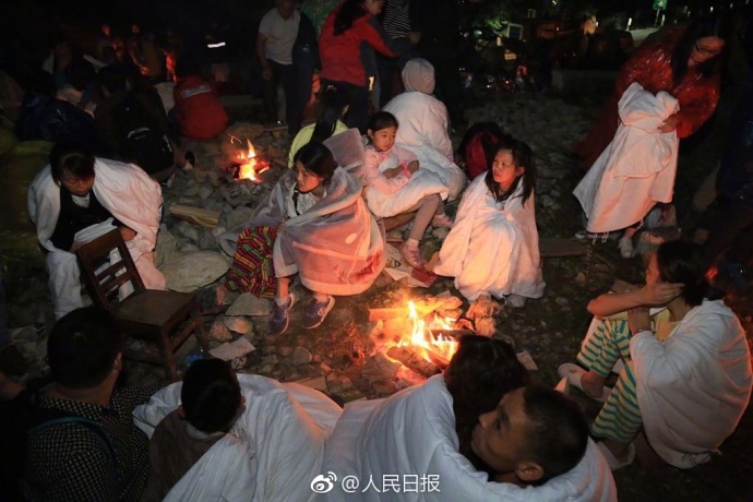 8日晚,四川省阿坝州九寨沟县发生7.0级地震,不少灾区民众在室外空旷地带过夜。