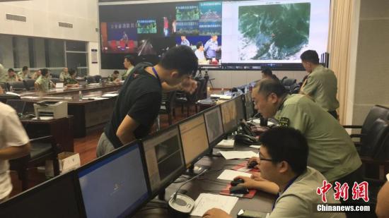 据中国地震台网正式测定，8月8日21时19分在四川阿坝州九寨沟县(北纬33.20度，东经103.82度)发生7.0级地震，震源深度20千米。图为四川消防指挥中心一片忙碌。(资料图)钟欣 摄