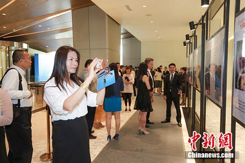嘉宾参观国贸发展历程展览。主办方供图