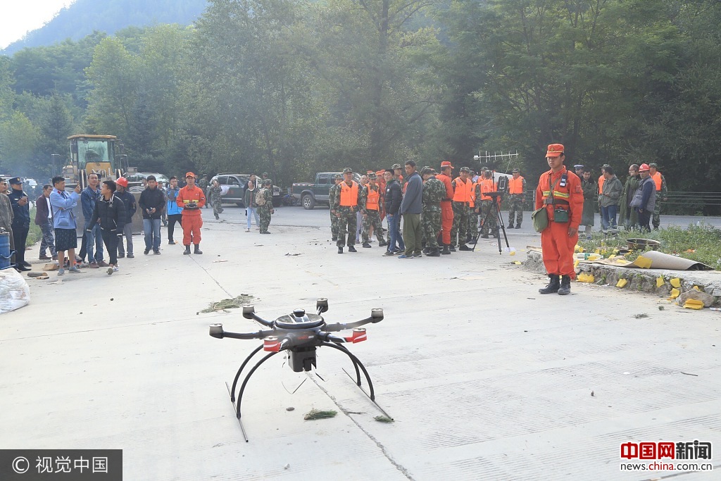 四川九寨沟地震:森林中队官兵用无人机侦查道