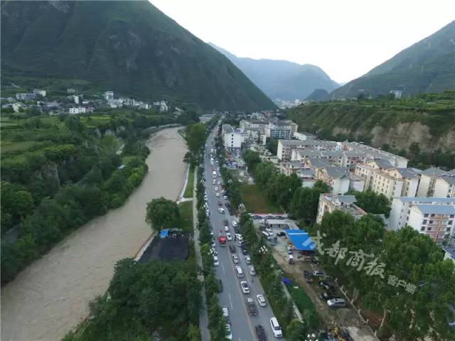 【泪目 】夫妇带小孩自驾九寨沟,父亲遇难前砸