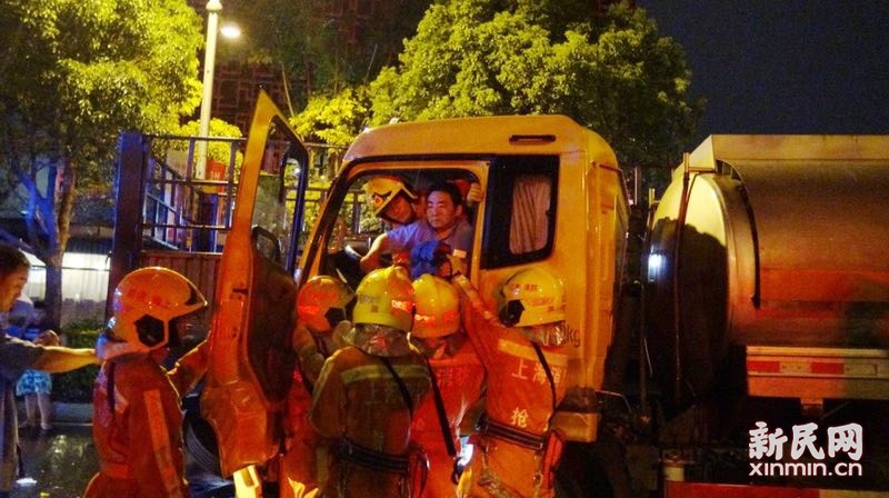 车载两吨汽油 油罐车追尾半挂车司机卡在驾驶