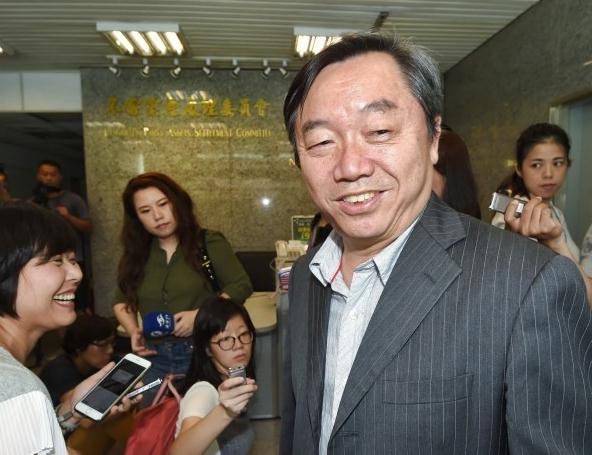 1502283998939217.jpg 国民党行管会主委邱大展向不当党产处理委员会申报党的财产。(图片来源:台媒)