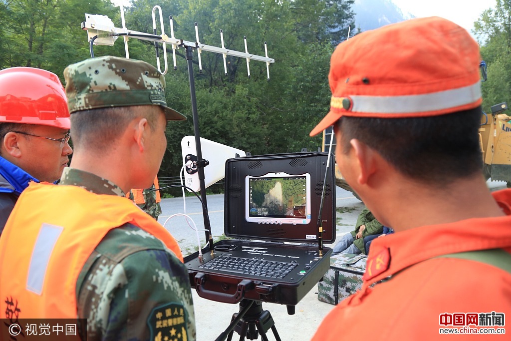 四川九寨沟地震:森林中队官兵用无人机侦查道