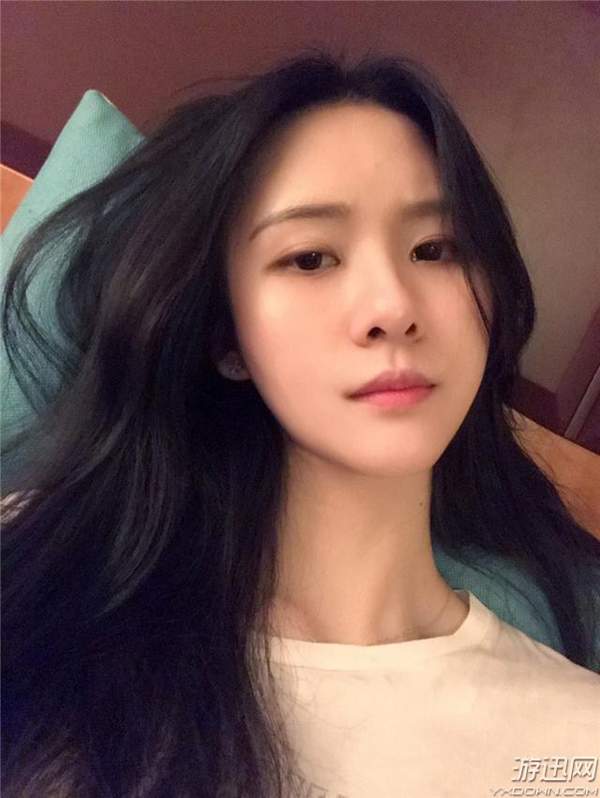 斗鱼新晋超人气女主播阿冷名花有主 一个手镯