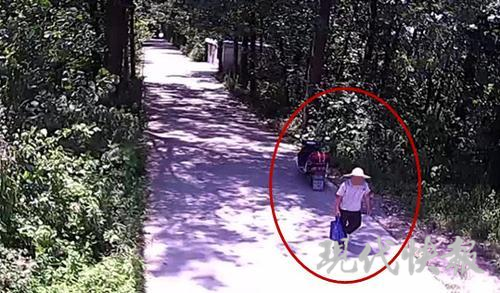 戴草帽者即嫌疑人肖某 警方供图