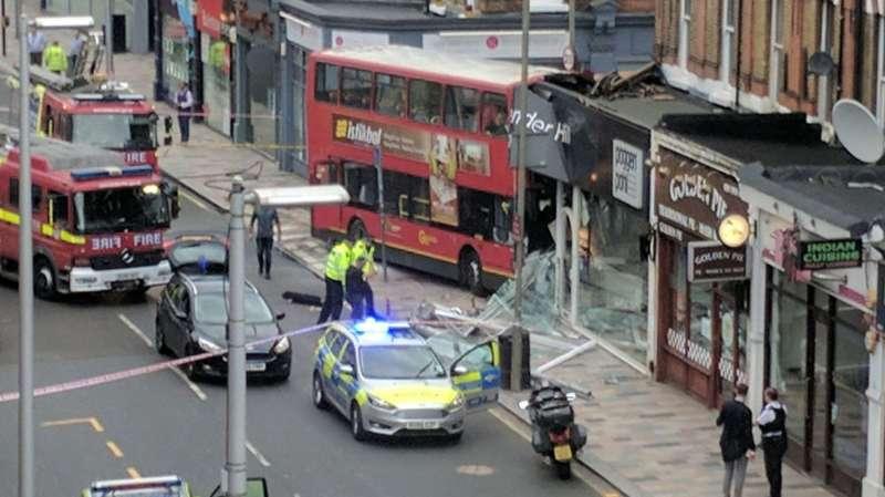 伦敦一双层大巴撞进路边商店 六人受伤|伦敦|大