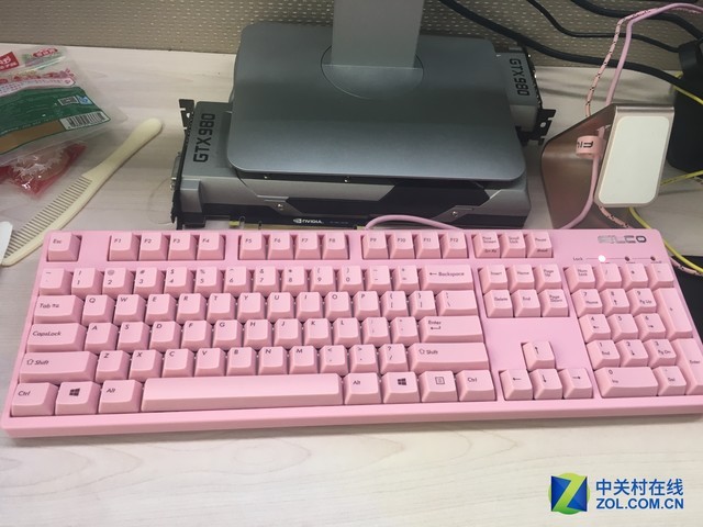 大老爷们少女心 编辑自制粉色机械键盘