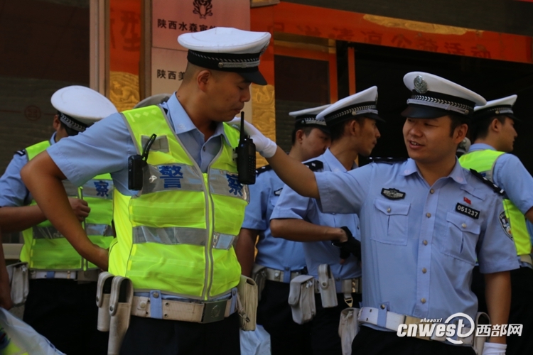 執(zhí)勤交警正在試穿“警用防暑降溫反光背心”。