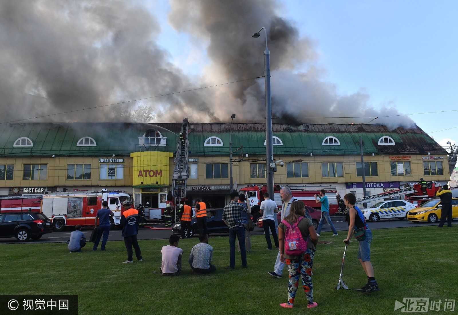 莫斯科一购物中心发生大火 火灾面积达1500平米