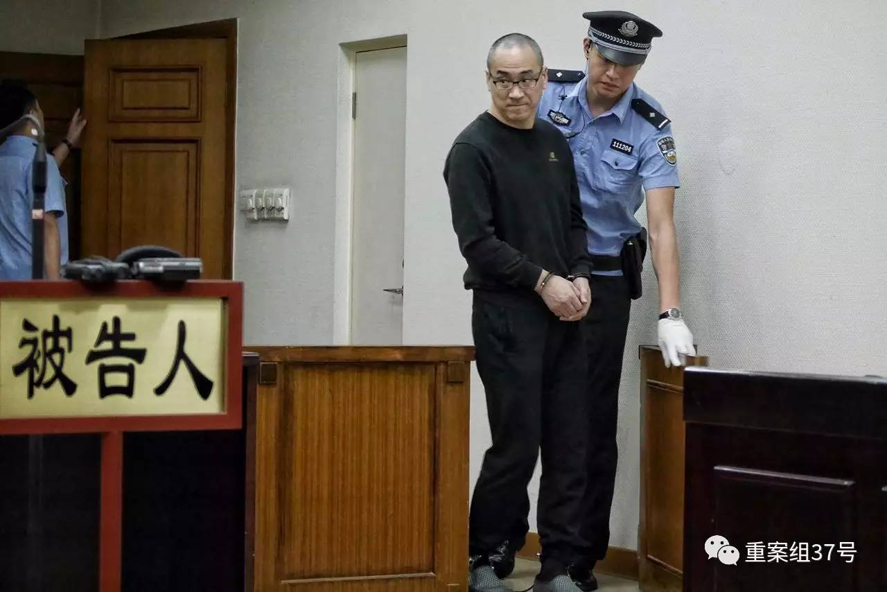 ▲8月10日上午,曾在北京市政工程管理处任职的马某被带进法庭听后宣判。 新京报记者王嘉宁 摄